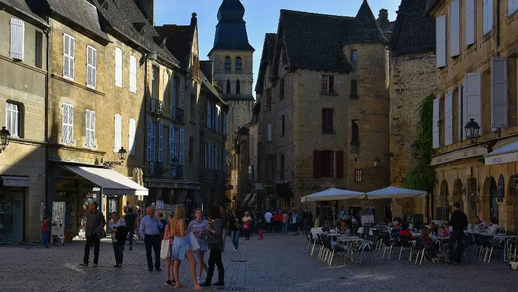 Place de la Liberté, Sarlat-la-Canéda, France | Villages in the Dordogne | La Perle de Domme