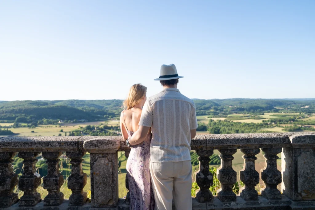 Couple visiting Domme La Perle de Domme
