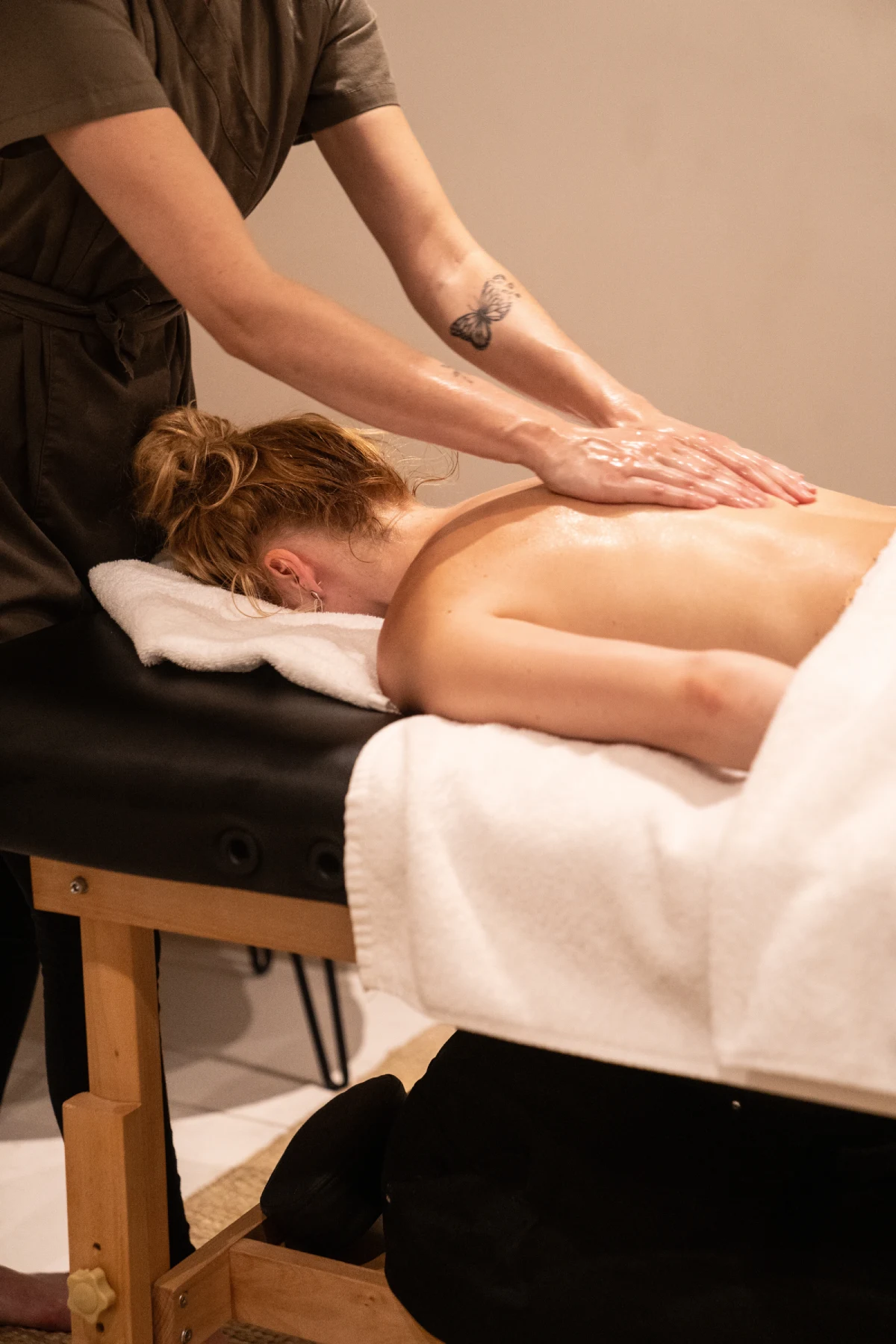Woman receiving massages from a therapist at La Perle de Domme