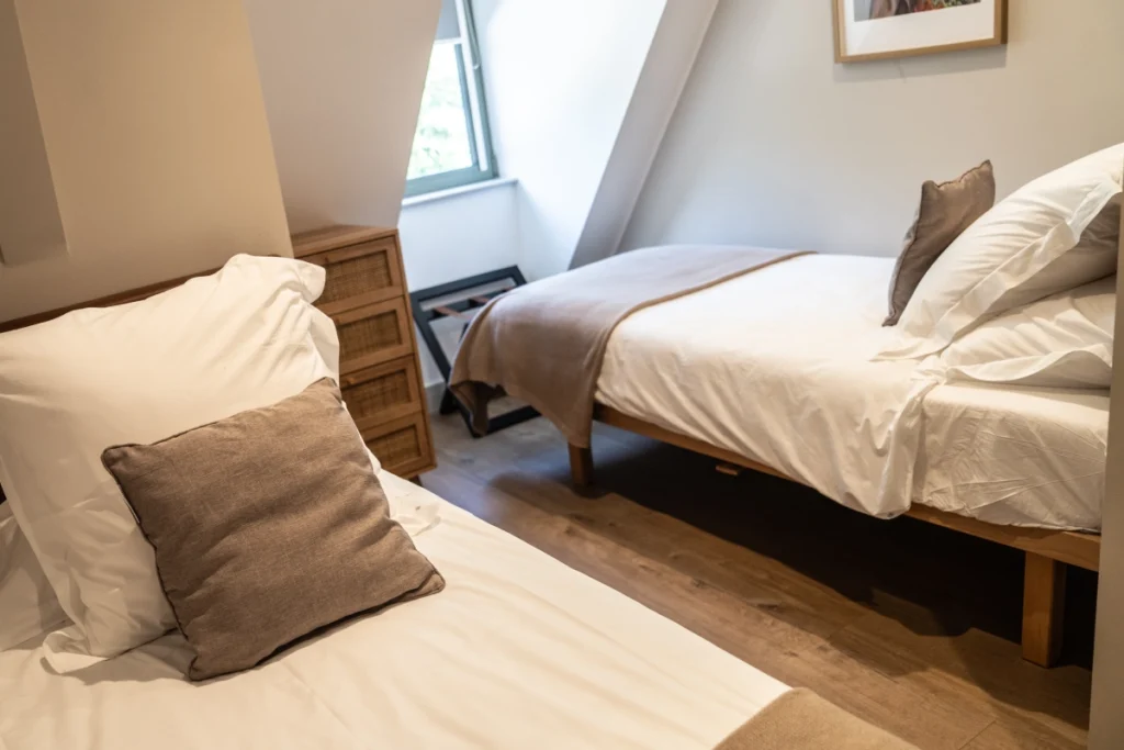 Bedroom Large Apartment ()