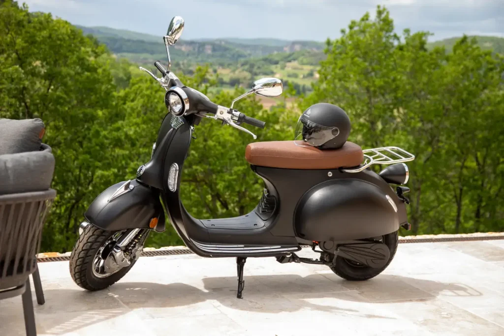 black scooter La Perle de Domme Aparthotel Dordogne