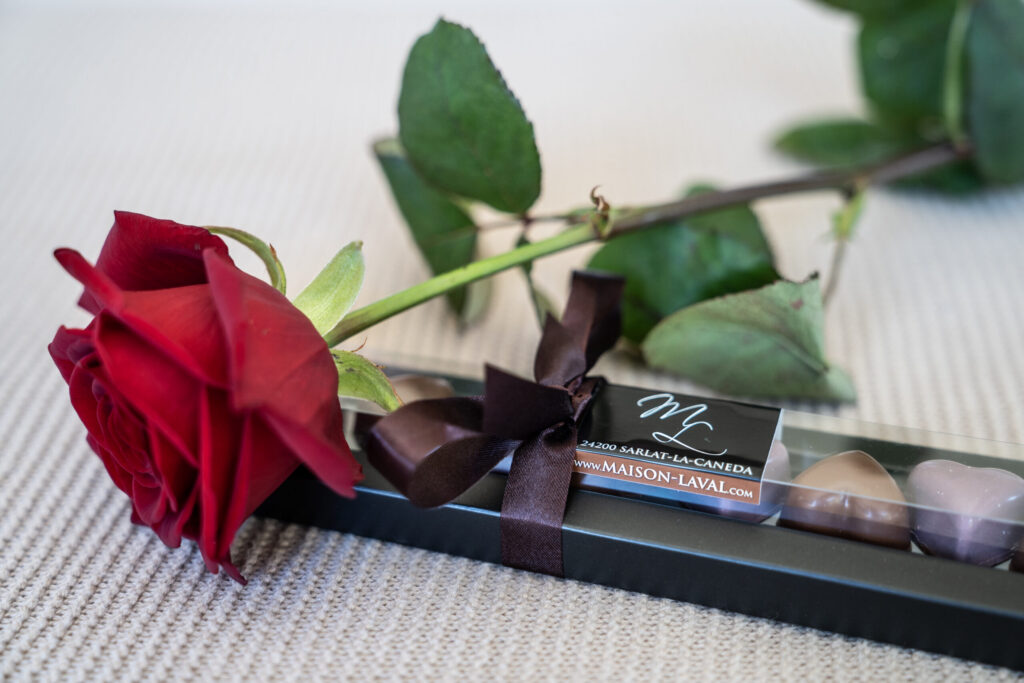 romantic package in dordogne rose petals